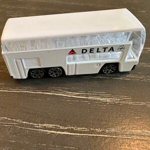 Realtoy Delta Airlines Double Decker Plane Passenger Shuttle Bus